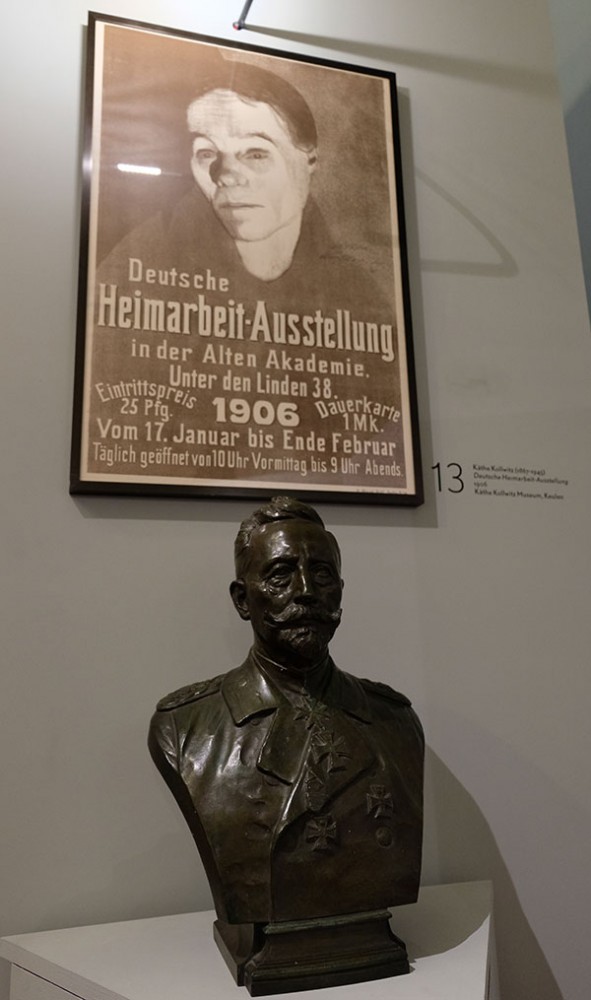 Poster van Kollwitz voor de Heimarbeit-ausstellung met daaronder een beeld van keizer Wilhelm II. Foto: Lynn Stroo