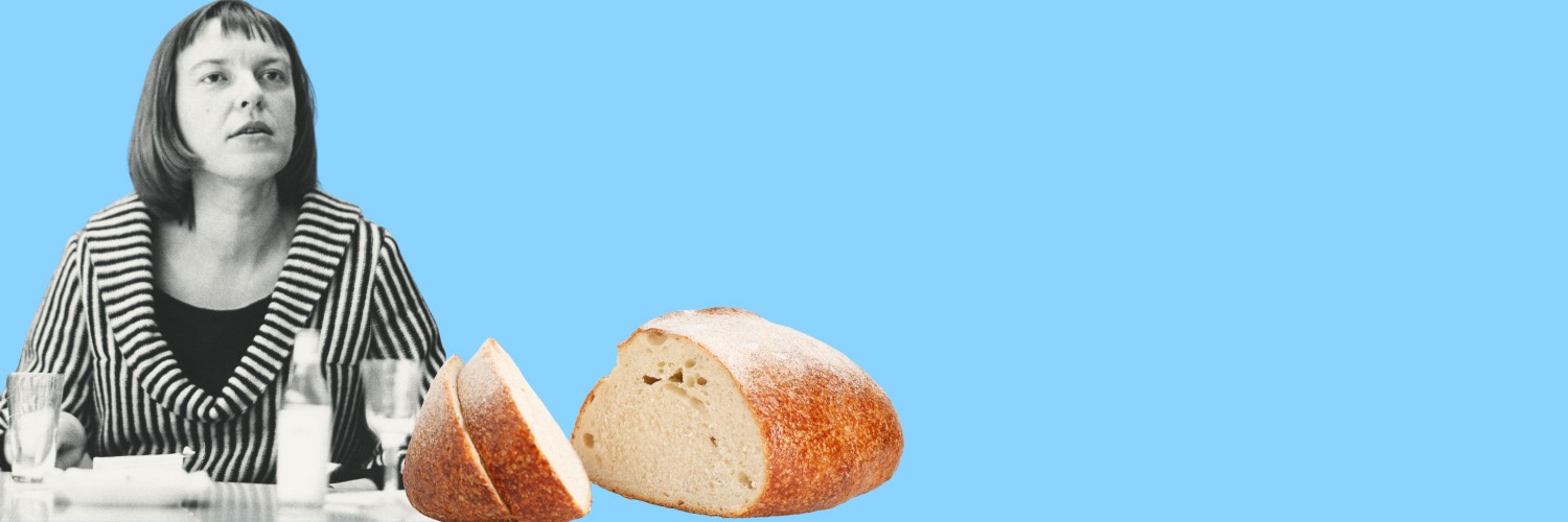 Een zwart-wit portrait van Ingeborg Bachmann op blauwe achtergrond, rechts daarnaast een brood