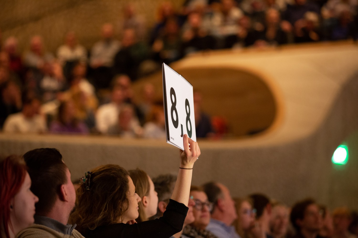 Het publiek beoordeelt de teksten van de slammers in de Elbphilharmonie (05-01-2023) © Jan Brandes