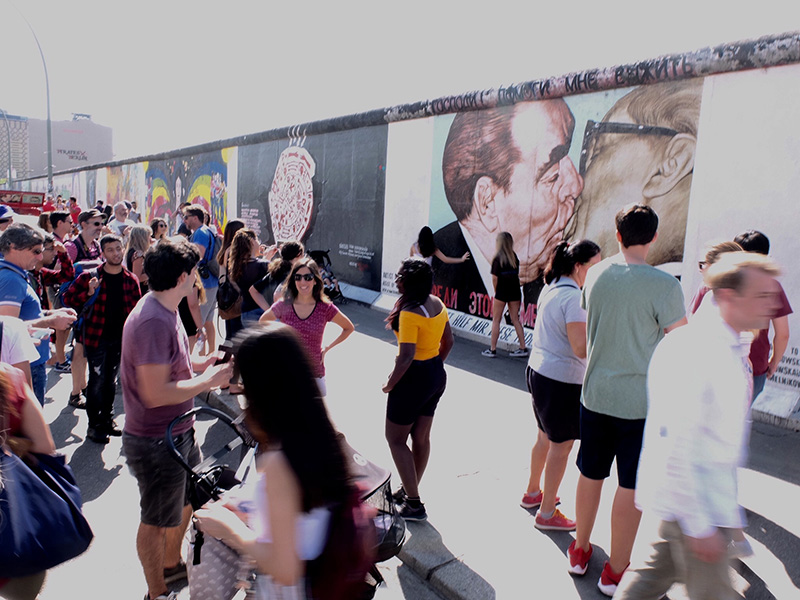De socialistische broederkus tussen Brezjnev en Honecker, East Side Gallery. © Stiftung Berliner Mauer