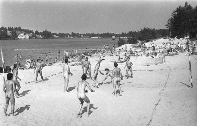 FKK-strand in de buurt van Cottbus, 1982. Afb: Bundesarchiv/cc