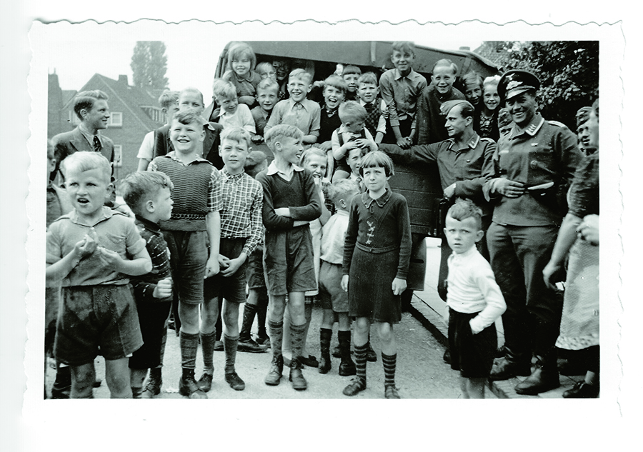 Duitse soldaten laten in Arnhem toegestroomde jeugd in de achterbak klauteren. Afb.: WBooks Zwolle/Gerard Groeneveld