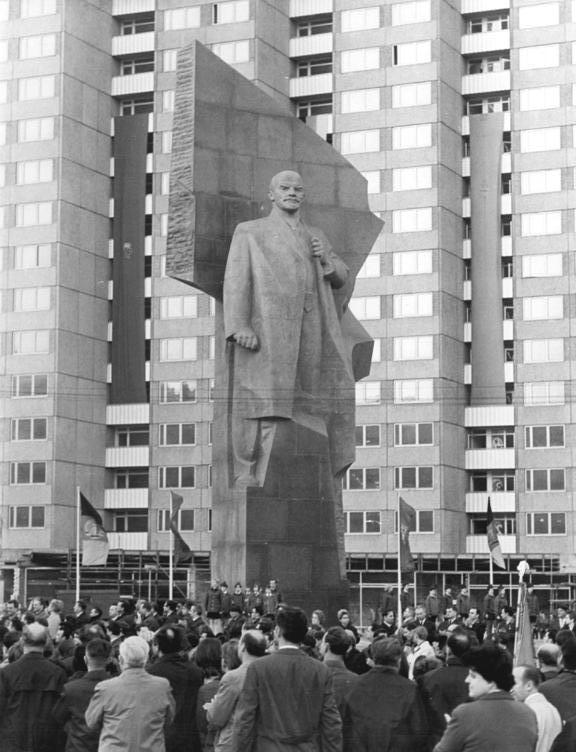 Het Leninbeeld op de Leninplatz, 1970. Afb.: Bundesarchiv, Bild 183-J0505-0054-001/Ludwig, Jürgen