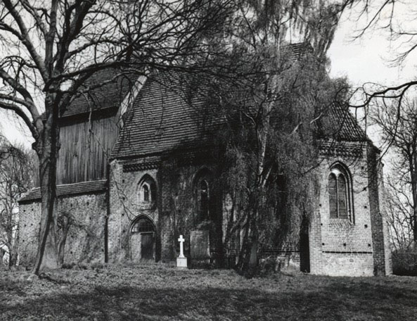 Nog niet gerestaureerde kerk in Dambeck, 1987, bij het eerste bezoek uit Eibergen. Afb.: archief PKN-gemeente Eibergen/Rekken