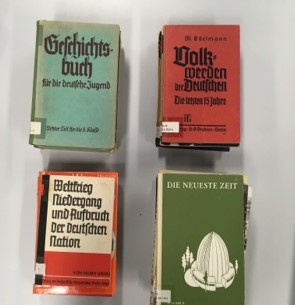 Oude Duitse schoolboeken. Afb.: Anne van Mourik