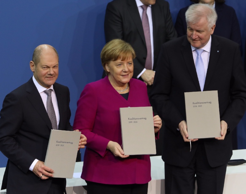 Merkels moeizame kabinet doorstaat eerste jaar