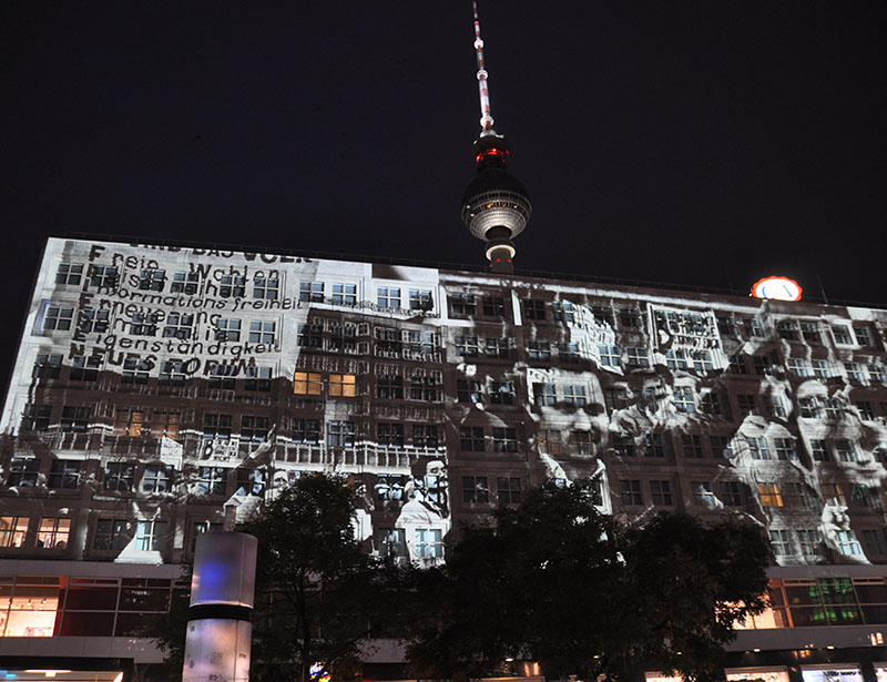 Videobeelden van DDR-protest op de Alexanderplatz. Afb: Lynn Stroo