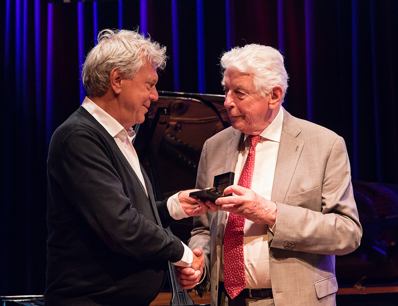 Juryvoorzitter Wim Kok reikt de prijs uit aan Johan Simons. Afb. Kim Krijnen