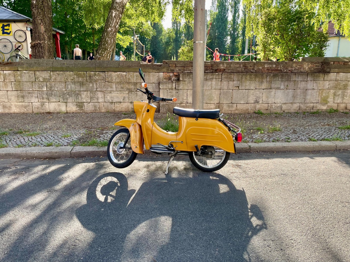 Simson-brommer in Halberstadt (Saksen-Anhalt), juni 2026. Foto: Duitslandweb/Lynn Stroo