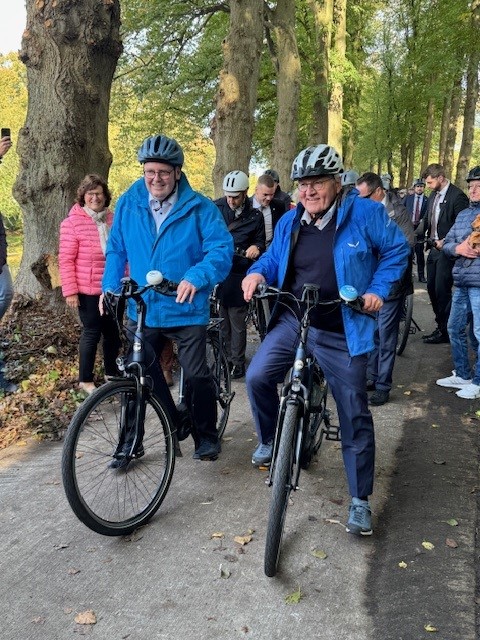 Steinmeier (r) op de fiets naar Dinkelland. Afb.: Deutsche Botschaft