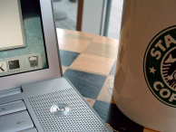 Met je laptop aan het werk in een cafe. Afb.: flickr.com/mackz