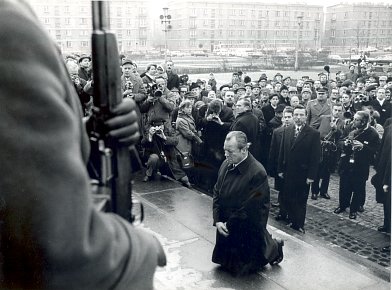 De beroemde knieval van Willy Brandt voor het monument in het voormalige ghetto van Warschau. Afb: Bundesbildstelle