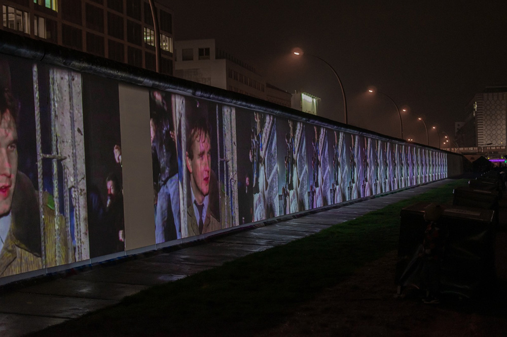 Projectie op Berlijnse Muur. Foto: Senna Hansen