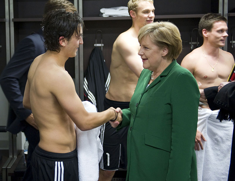Özil en Merkel in 2010. Afb.: dpa/pic-all
