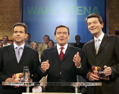 Schönenborn (meest rechts) is een leidende figuur bij de ARD en ontvangt regelmatig belangrijke gasten zoals hier Gerhard Schröder. Afb: picture-alliance.com 