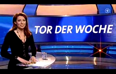 Monica Lierhaus met de 'Tor der Woche' op Sportschau. Afbeelding: www.youtube.com