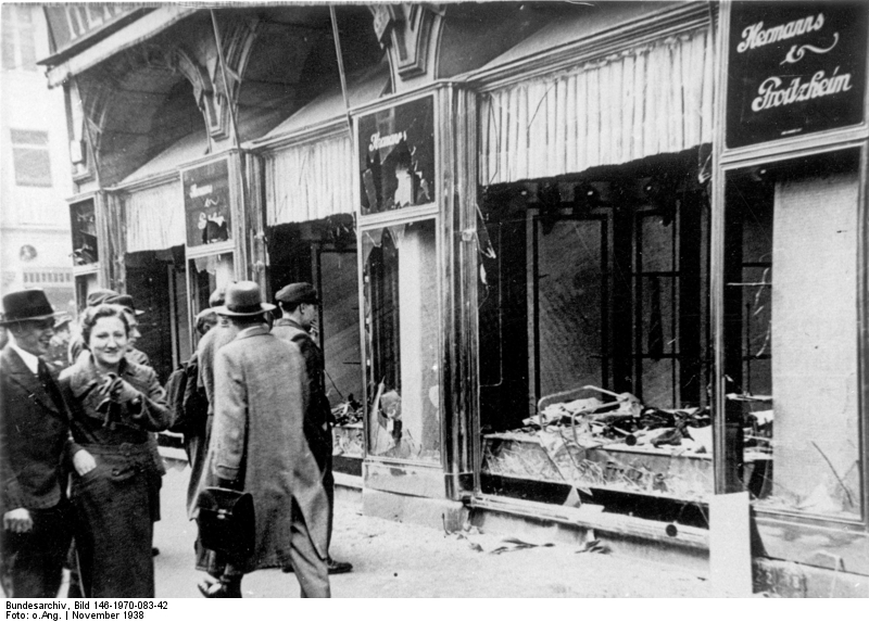 © Bundesarchiv, Bild 146-1970-083-42 Door nazi's vernielde Joodse winkels in Magdeburg, nov 1938