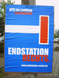 Posters in de Oost-Duitse deelstaat Brandenburg waarschuwen voor de NPD. Afb: jatop, www.flickr.com 