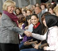 Maria Böhmer tijdens een discussie met Duitse en Turkse jongeren, afgelopen jaar. Afbeelding: DPA / Picture Alliance