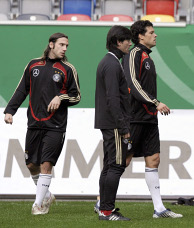 Torsten Frings, bondscoach Joachim Löw en Michael Ballack (v.l.n.r.) tijdens een training voor de kwalificatie van het WK 2010. Afbeelding: picture alliance / dpa