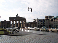 Onder andere de Berlijnse taxichauffeurs bij de Brandenburger Tor in Berlijn moeten zich vriendelijker gaan gedragen, zo hoopt het stadsbestuur. Afb: ][\/][, www.flickr.com 