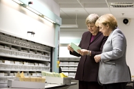 Bondskanselier Merkel op bezoek bij het Stasi-archief in Berlijn. Links BStU-hoofd Marianne Birthler. Afb: dpa/Picture Alliance