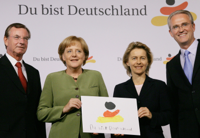 Merkel bij de afsluiting van de campagne 'Du bist Deutschland' in 2008. Afb.: dpa/picture-alliance