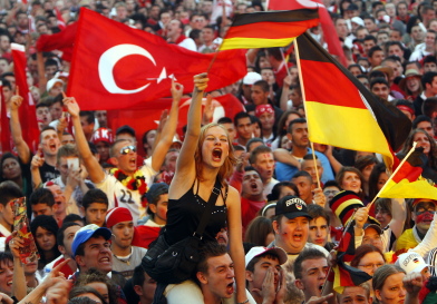 Duitse en Turkse fans vieren samen het EK. Afb: DPA/Picture-Alliance