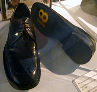 De schoenen die Westerwelle speciaal liet maken voor de verkiezingscampagne van 2002. Afbeelding: Frank C. Müller, Wikipedia