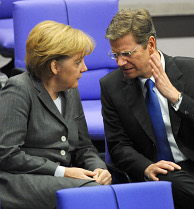 Guido Westerwelle spreekt met bondskanselier Angela Merkel in de Bondsdag. Afbeelding: dpa / picture alliance