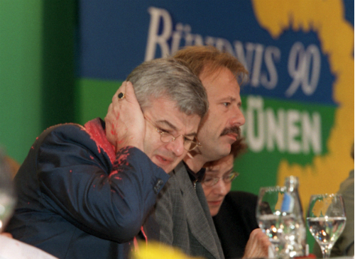 Grünen-leider Fischer krijgt een verfbom naar zijn hoofd als hij op een partijcongres de missie in Joegoslavië verdedigt. Afb.: dpa/pict-all.