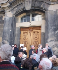 De rij voor de kerkdienst in de Frauenkirche. Afbeelding: DIA