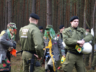 Politie en clowns in de bossen bij Gorleben. Afbeelding: Kleine gelbe ente, www.flickr.com