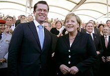 Schandaalminister Zu Guttenberg verlaat Duitsland