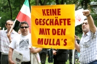 Duitse demonstranten roepen de Bondsregering op zakelijke contacten met Iran te verbieden. Afb: dpa/Picture Alliance