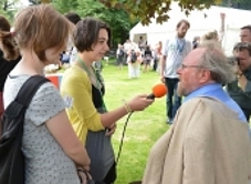 Jongeren interviewen SPD-er Thierse op het Demokratie Fest bij president Gauck. Afb.: DemokratieErleben/D. Ausserhofer