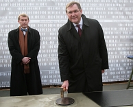 De Duitse minister van Defensie Franz Josef Jung (r) legt de eerste steen voor het monument voor de Bundeswehr. Links naast hem de ontwerper van het gedenkteken, de Münchense architect Andreas Meck. Afb: DPA/Picture Alliance