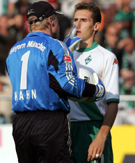 Kahn waarschuwt Miroslav Klose van Werder Bremen. Afb: Bastian31, www.flickr.com