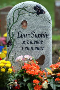 Het grafje van Lea-Sophie, wier dood in 2007 de directe aanleiding vormde voor de huidige wetswijziging. Afbeelding: dpa/picture alliance