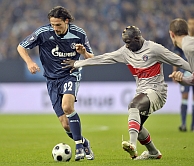 Schalkespits en inmiddels ex-international Kevin Kuranyi van Schalke 04 in duel met Mamadou Sakho van Paris St. Germain. Schalke won de UEFA-cupwedstrijd met 3-1. Afb: DPA/Picture Alliance