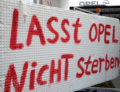 Een duidelijke boodschap van de 'Opelaner' in Bochum, bevestigd aan de fabriekspoort. Afb: dpa/Picture Alliance