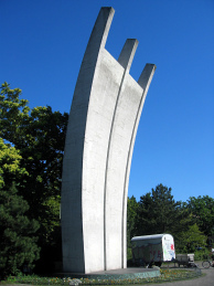 Monument ter herinnering aan de luchtbrug bij luchthaven Tempelhof. Afbeelding: /// sarah, www.flickr.com
