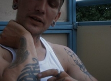 Marcel toont zijn tattoos. Afb.: Johannes Praus
