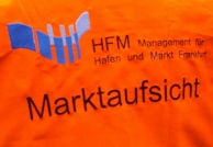 Het oranje jasje van de Marktaufsicht. Afb.: DIA