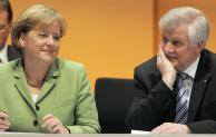 Merkel (CDU) en Seehofer (CSU) op het partijcongres in Berlijn. Afb.: dpa/picture-alliance