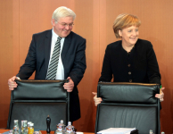 Steinmeier en Merkel tonen zich in het openbaar vriendelijk lachend. Afb.: dpa/picture-alliance