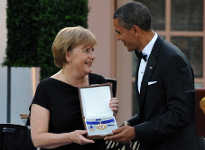 Vredesmedaille brengt Obama en Merkel bij elkaar
