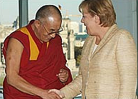 Merkel en de Dalai Lama in 2007. Afbeelding: benzaloy, www.flickr.com
