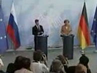 Persconferentie van Medvedev en Merkel tijdens zijn bezoek. Afbeelding: www.youtube.com