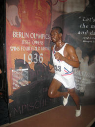 Een beeld van Jesse Owens. Afbeelding: MusMs, www.flickr.com